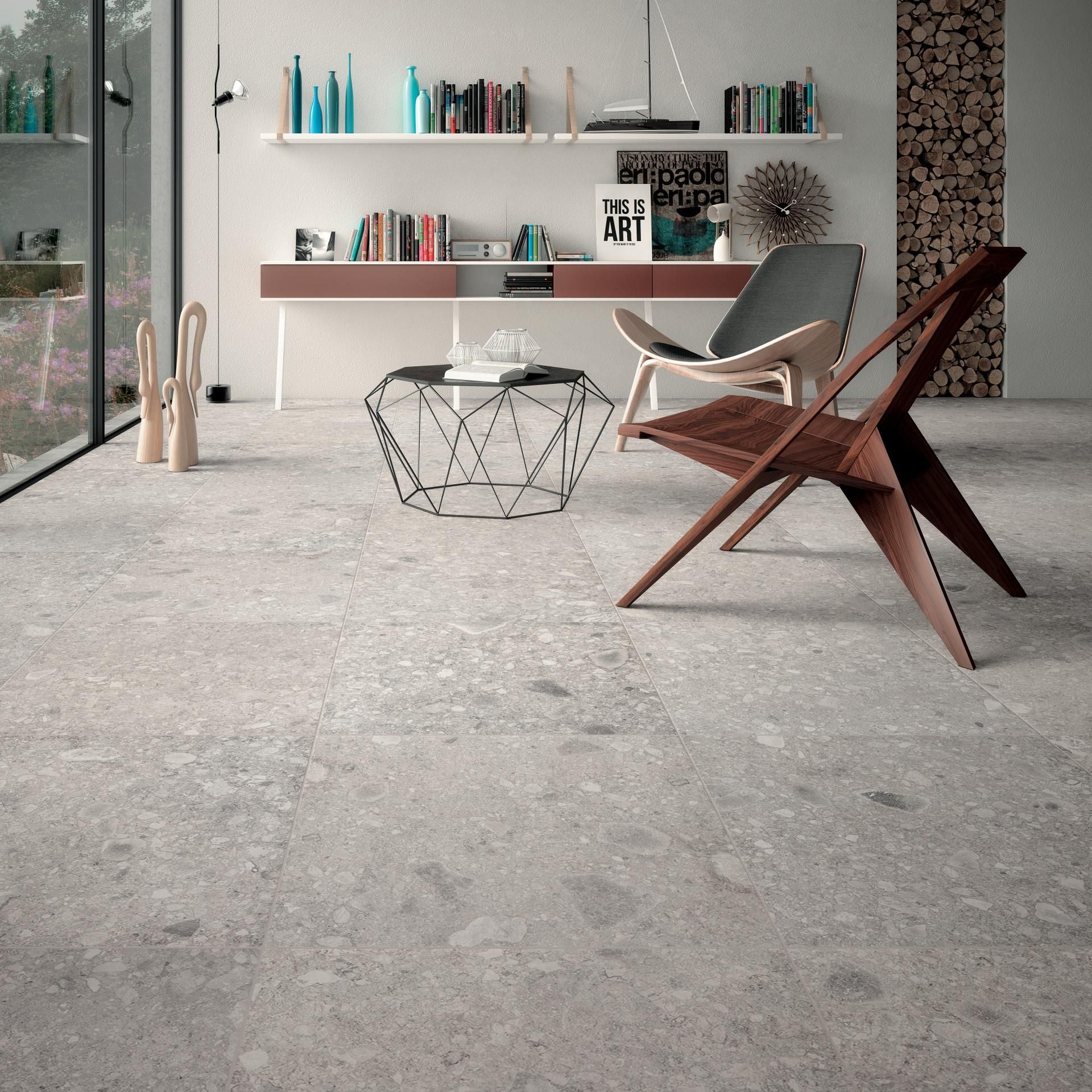 Woonkamer met grijze keramische natuursteenlook tegels