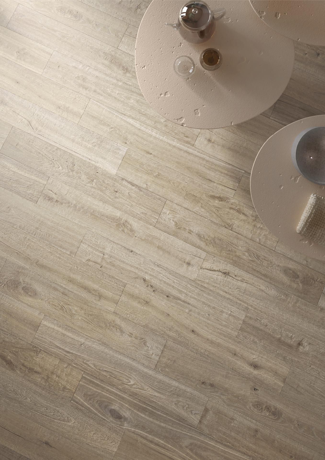 Moderne leefruimte met keramische parketlook tegels in licht eiken