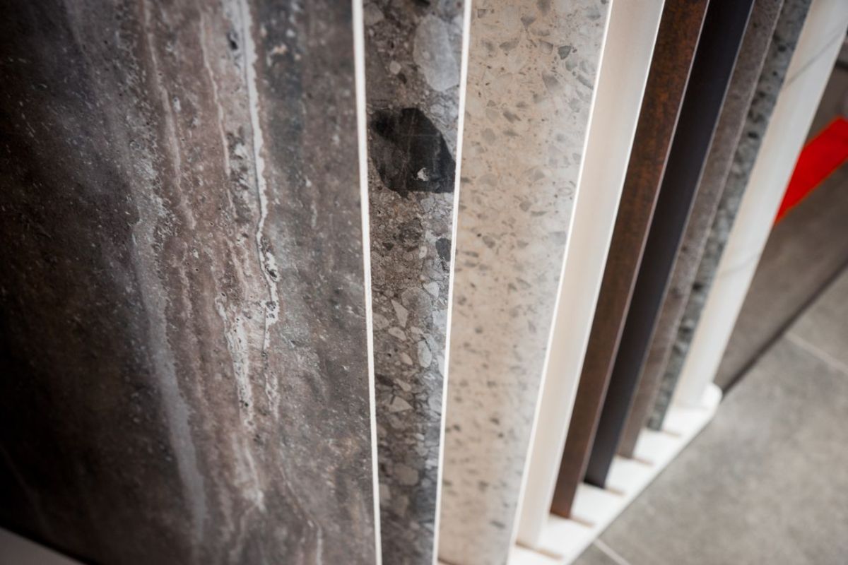 Natuursteen platen in verschillende kleuren en structuren